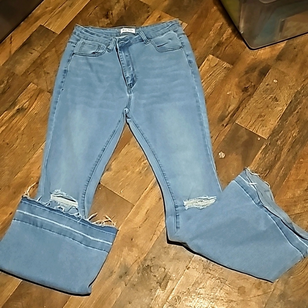 Stretchy and very nice. Never been worn..jus washed.